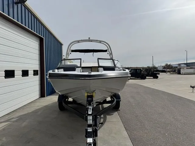 Slide: The Image of Yamaha 195S 2025 - 7