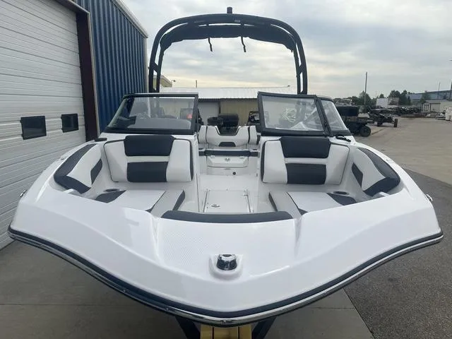 Slide: The Image of Yamaha AR195 2025 - 3