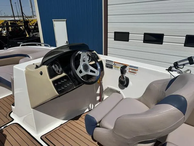 Slide: The Image of Hurricane SunDeck Sport 192 RL OB 2018 - 15