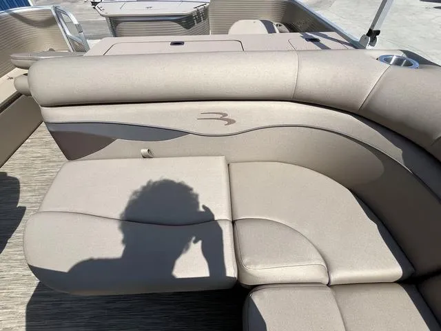 Slide: The Image of Bennington 22 SS 2023 - 16