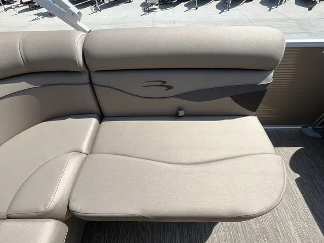 Slide: The Image of Bennington 22 SS 2023 - 17