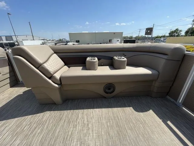 Slide: The Image of Bennington 22 SS 2023 - 21