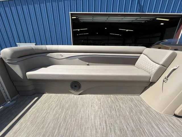 Slide: The Image of Bennington 22 SS 2023 - 23