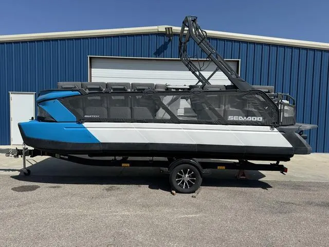 Slide: The Image of Sea-Doo Switch® Cruise 21 - 230 hp 2022 - 1