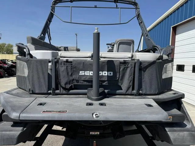 Slide: The Image of Sea-Doo Switch® Cruise 21 - 230 hp 2022 - 10