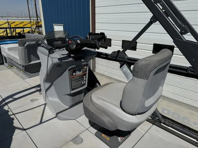 Slide: The Image of Sea-Doo Switch® Cruise 21 - 230 hp 2022 - 12