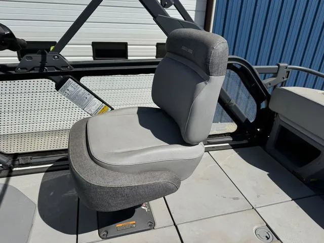 Slide: The Image of Sea-Doo Switch® Cruise 21 - 230 hp 2022 - 13