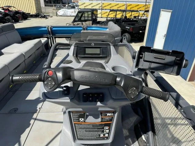 Slide: The Image of Sea-Doo Switch® Cruise 21 - 230 hp 2022 - 15