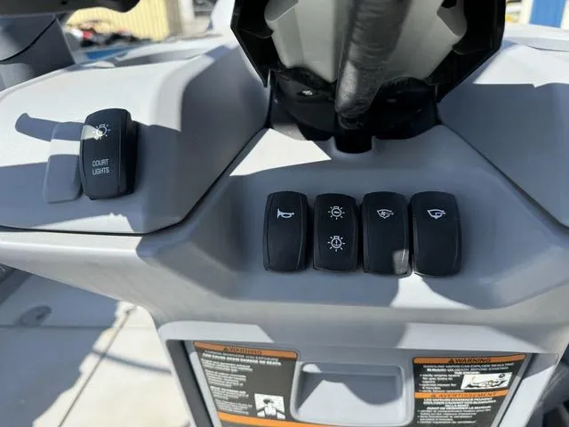 Slide: The Image of Sea-Doo Switch® Cruise 21 - 230 hp 2022 - 16