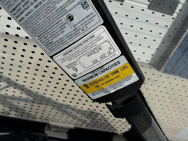 Slide: The Image of Sea-Doo Switch® Cruise 21 - 230 hp 2022 - 17