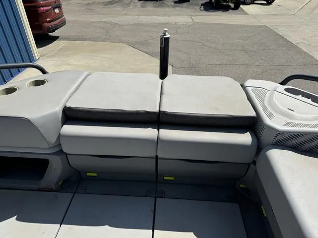 Slide: The Image of Sea-Doo Switch® Cruise 21 - 230 hp 2022 - 18