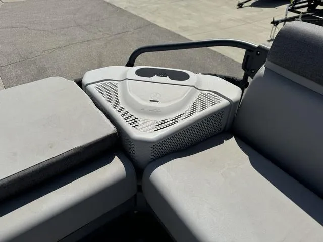 Slide: The Image of Sea-Doo Switch® Cruise 21 - 230 hp 2022 - 19