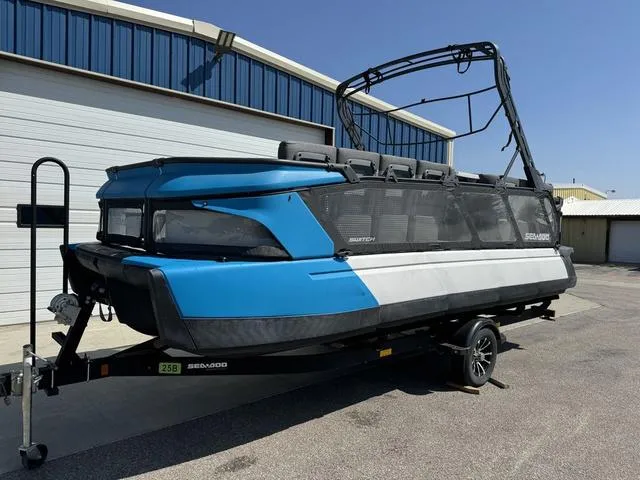 Slide: The Image of Sea-Doo Switch® Cruise 21 - 230 hp 2022 - 2