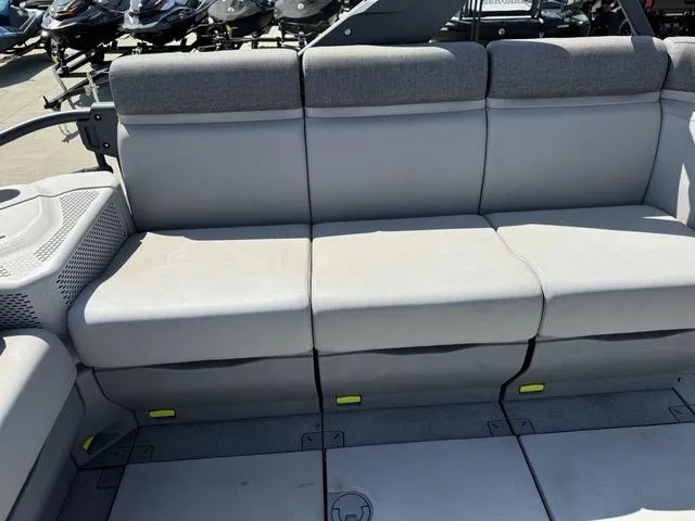 Slide: The Image of Sea-Doo Switch® Cruise 21 - 230 hp 2022 - 20