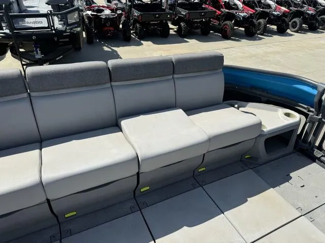 Slide: The Image of Sea-Doo Switch® Cruise 21 - 230 hp 2022 - 25