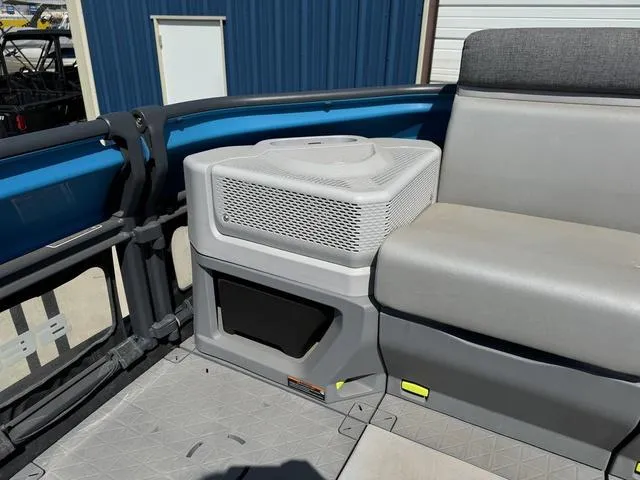 Slide: The Image of Sea-Doo Switch® Cruise 21 - 230 hp 2022 - 26