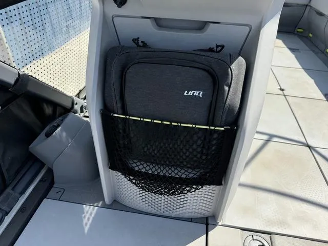 Slide: The Image of Sea-Doo Switch® Cruise 21 - 230 hp 2022 - 27