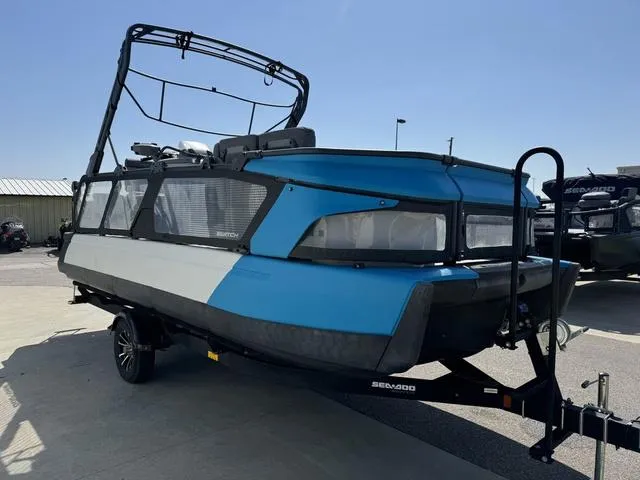 Slide: The Image of Sea-Doo Switch® Cruise 21 - 230 hp 2022 - 4