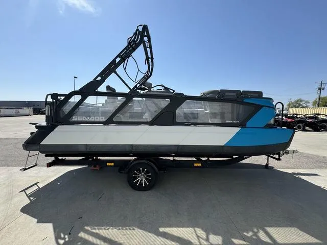 Slide: The Image of Sea-Doo Switch® Cruise 21 - 230 hp 2022 - 5