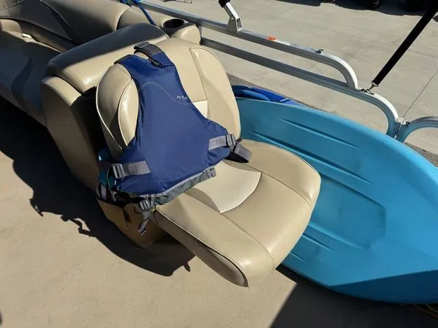 Slide: The Image of A blue life jacket on a beige boat seat, SunCatcher V322 RC, 2014 model. - 24