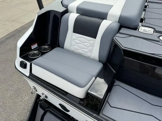 Slide: The Image of Malibu Wakesetter 24 MXZ 2025 - 12