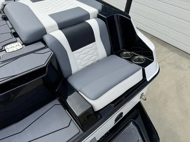 Slide: The Image of Malibu Wakesetter 24 MXZ 2025 - 13