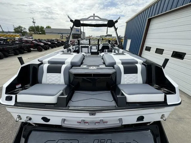 Slide: The Image of Malibu Wakesetter 24 MXZ 2025 - 14