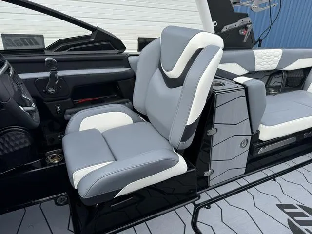 Slide: The Image of Malibu Wakesetter 24 MXZ 2025 - 16