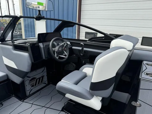 Slide: The Image of Malibu Wakesetter 24 MXZ 2025 - 17