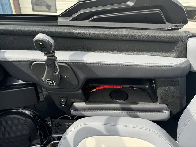 Slide: The Image of Malibu Wakesetter 24 MXZ 2025 - 25