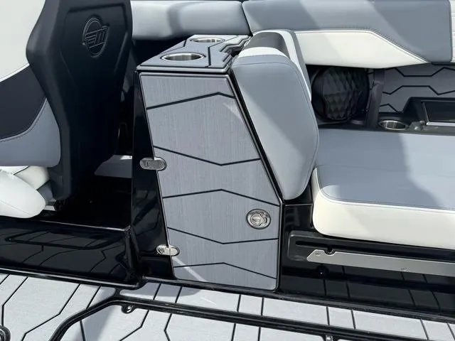 Slide: The Image of Malibu Wakesetter 24 MXZ 2025 - 27