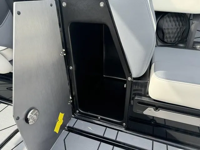 Slide: The Image of Malibu Wakesetter 24 MXZ 2025 - 28