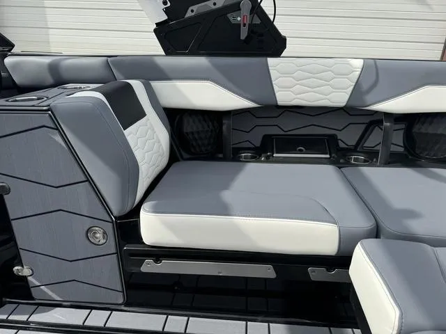 Slide: The Image of Malibu Wakesetter 24 MXZ 2025 - 29