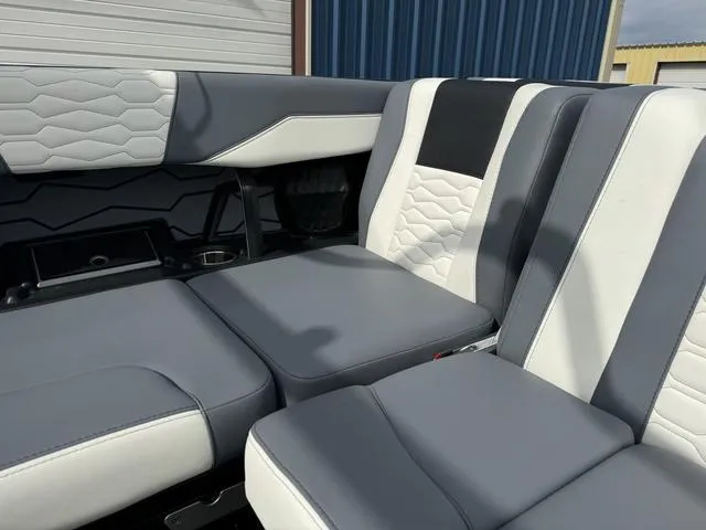 Slide: The Image of Malibu Wakesetter 24 MXZ 2025 - 30