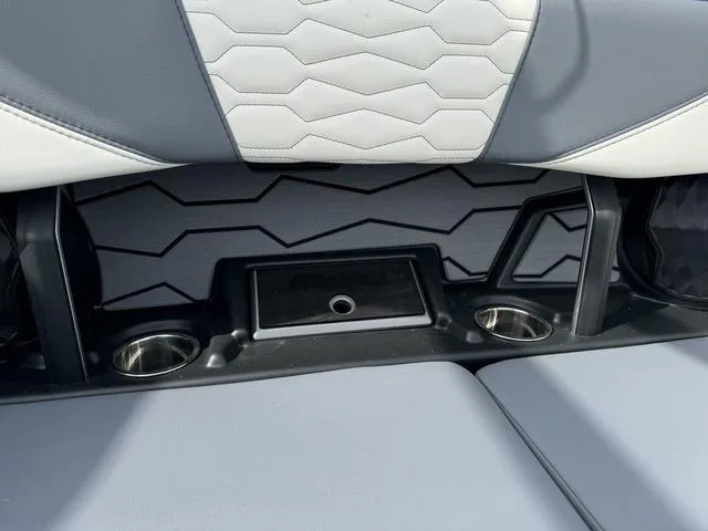 Slide: The Image of Malibu Wakesetter 24 MXZ 2025 - 31