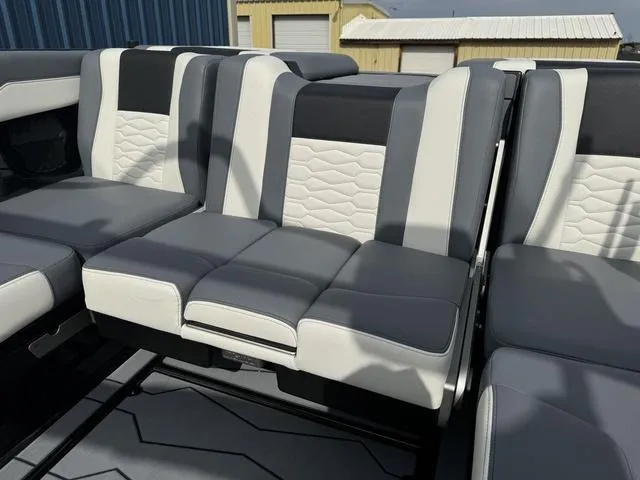 Slide: The Image of Malibu Wakesetter 24 MXZ 2025 - 32