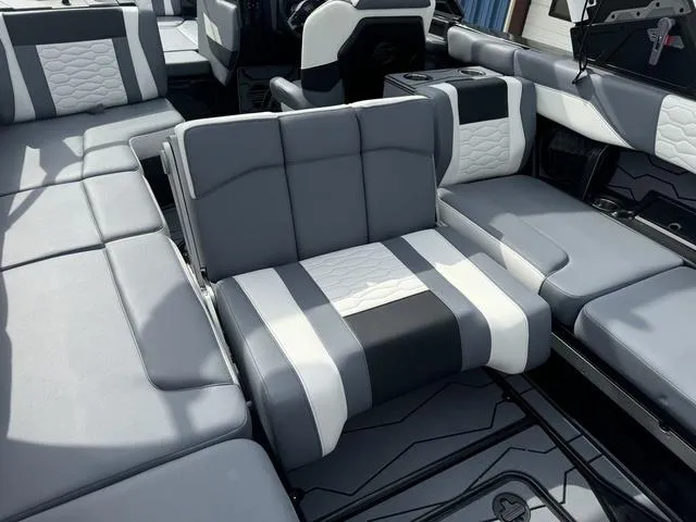 Slide: The Image of Malibu Wakesetter 24 MXZ 2025 - 34