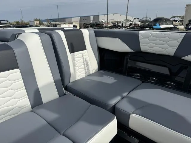 Slide: The Image of Malibu Wakesetter 24 MXZ 2025 - 35