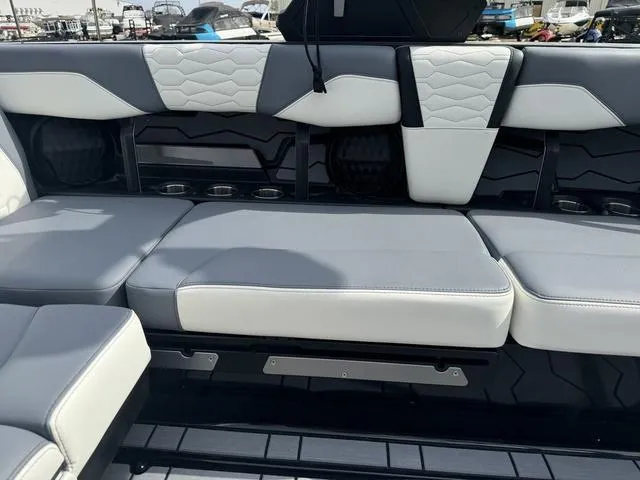 Slide: The Image of Malibu Wakesetter 24 MXZ 2025 - 36