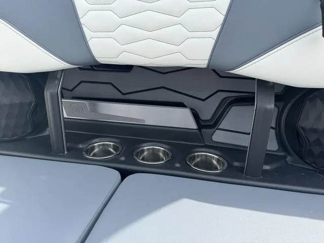 Slide: The Image of Malibu Wakesetter 24 MXZ 2025 - 37