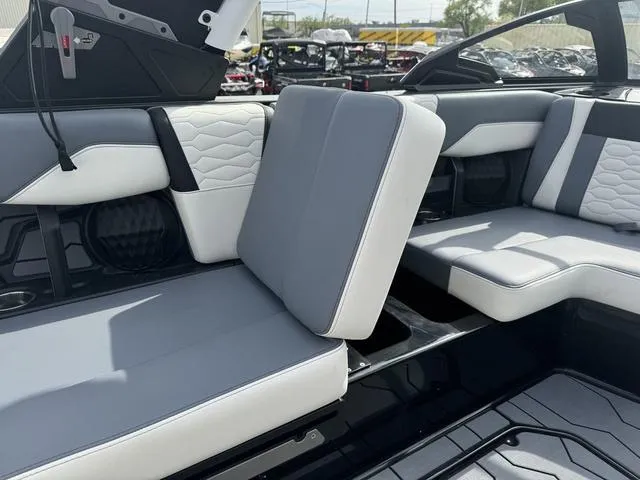 Slide: The Image of Malibu Wakesetter 24 MXZ 2025 - 39