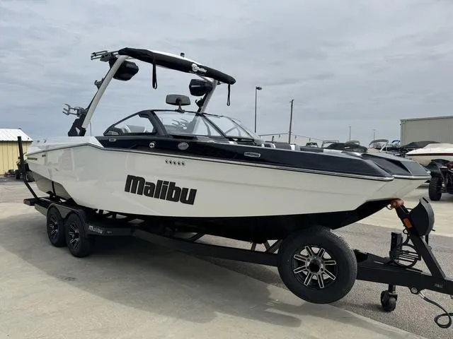 Slide: The Image of Malibu Wakesetter 24 MXZ 2025 - 4