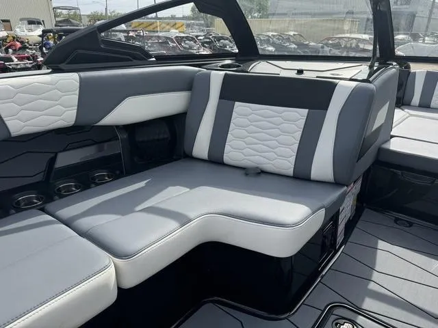 Slide: The Image of Malibu Wakesetter 24 MXZ 2025 - 41