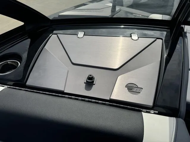 Slide: The Image of Malibu Wakesetter 24 MXZ 2025 - 42