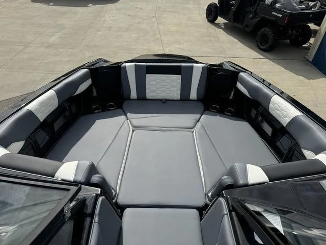 Slide: The Image of Malibu Wakesetter 24 MXZ 2025 - 43