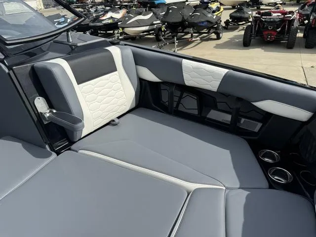 Slide: The Image of Malibu Wakesetter 24 MXZ 2025 - 44