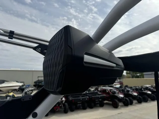 Slide: The Image of Malibu Wakesetter 24 MXZ 2025 - 48