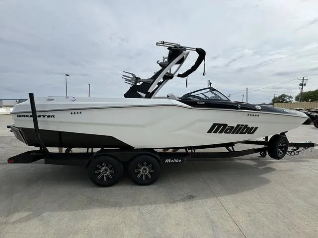 Slide: The Image of Malibu Wakesetter 24 MXZ 2025 - 5