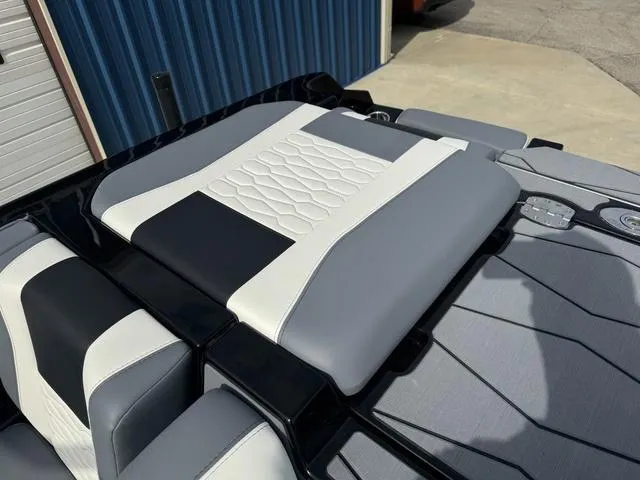 Slide: The Image of Malibu Wakesetter 24 MXZ 2025 - 51