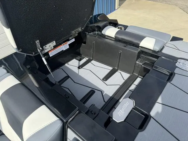 Slide: The Image of Malibu Wakesetter 24 MXZ 2025 - 52